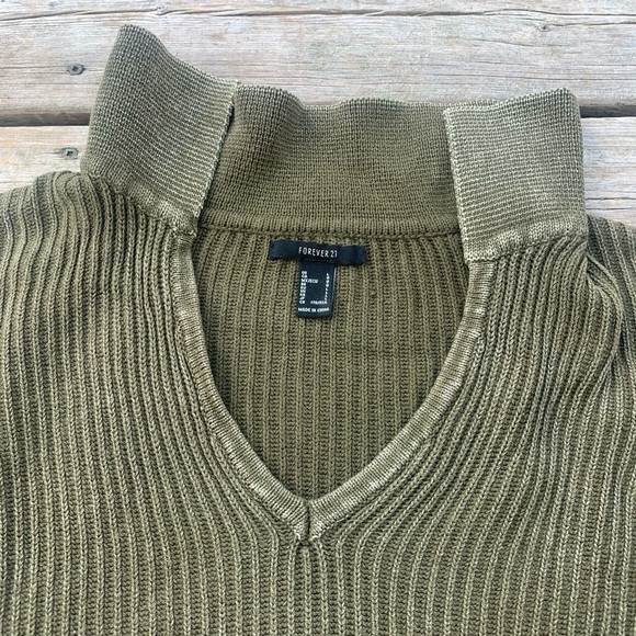 💙 Forever 21 Olive Green Ribbed Knit V-Neck Cropped - Picture 3 of 6